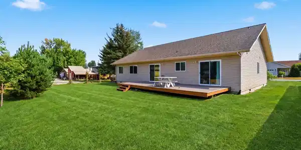 Image 4: Large Backyard & Deck