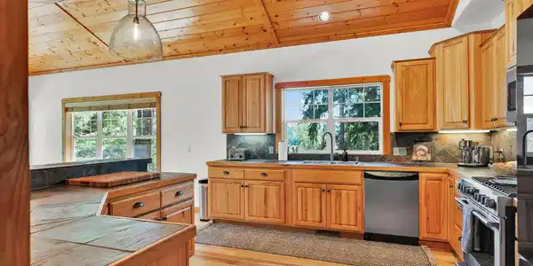 Image 3: Kitchen