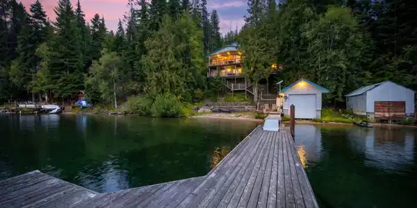 Image 2: Lakefront Living