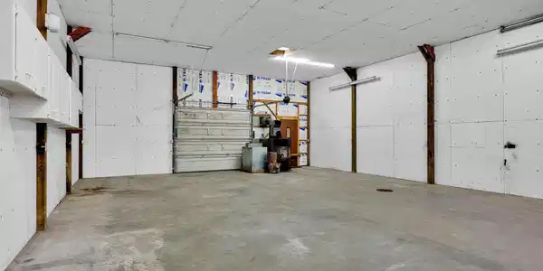 Image 2: Insulated Shop