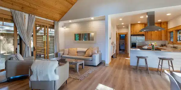Image 3: Living Room