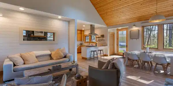Image 4: Living room to Kitchen