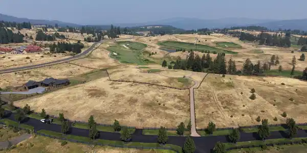 Image 4: Convenient Golf Course Access