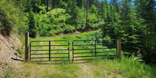 Image 2: Gate