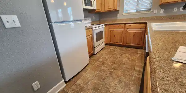 Image 4: Kitchen View 3