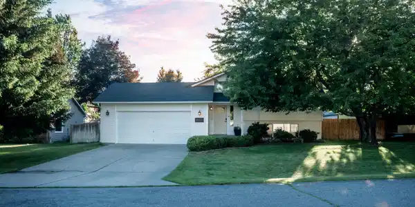 8579 N Cloverleaf DR