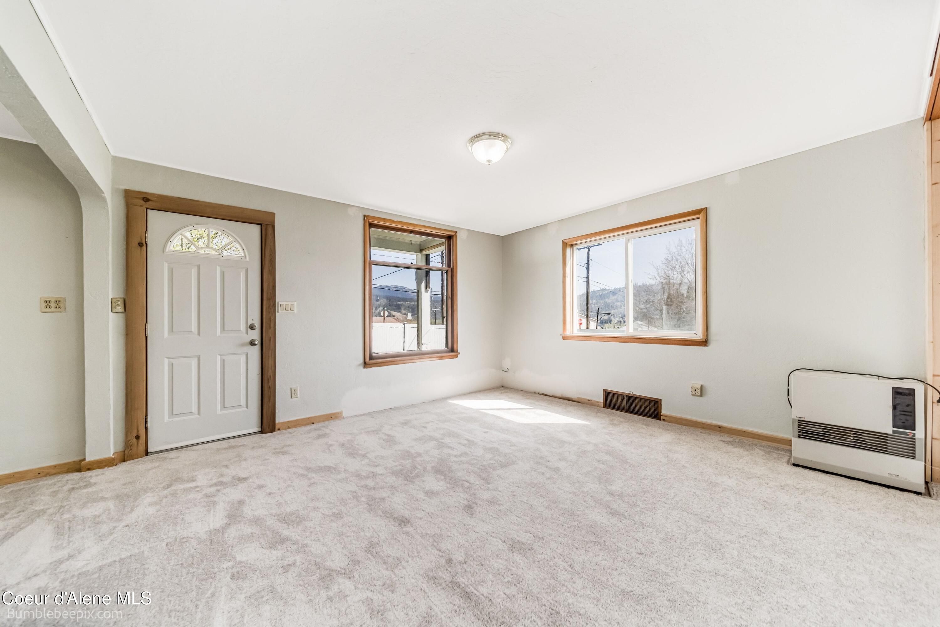 Image 4: Living Room