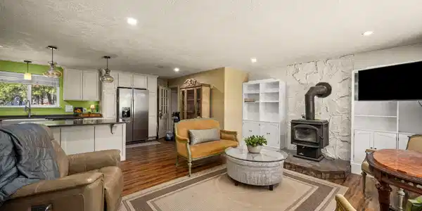 Image 4: Living room