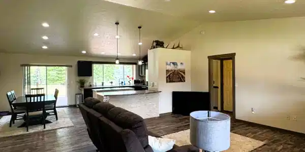 Image 4: Living Room