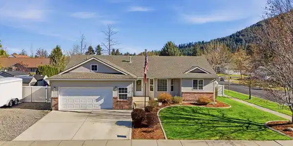 2143 E Greenleaf LN