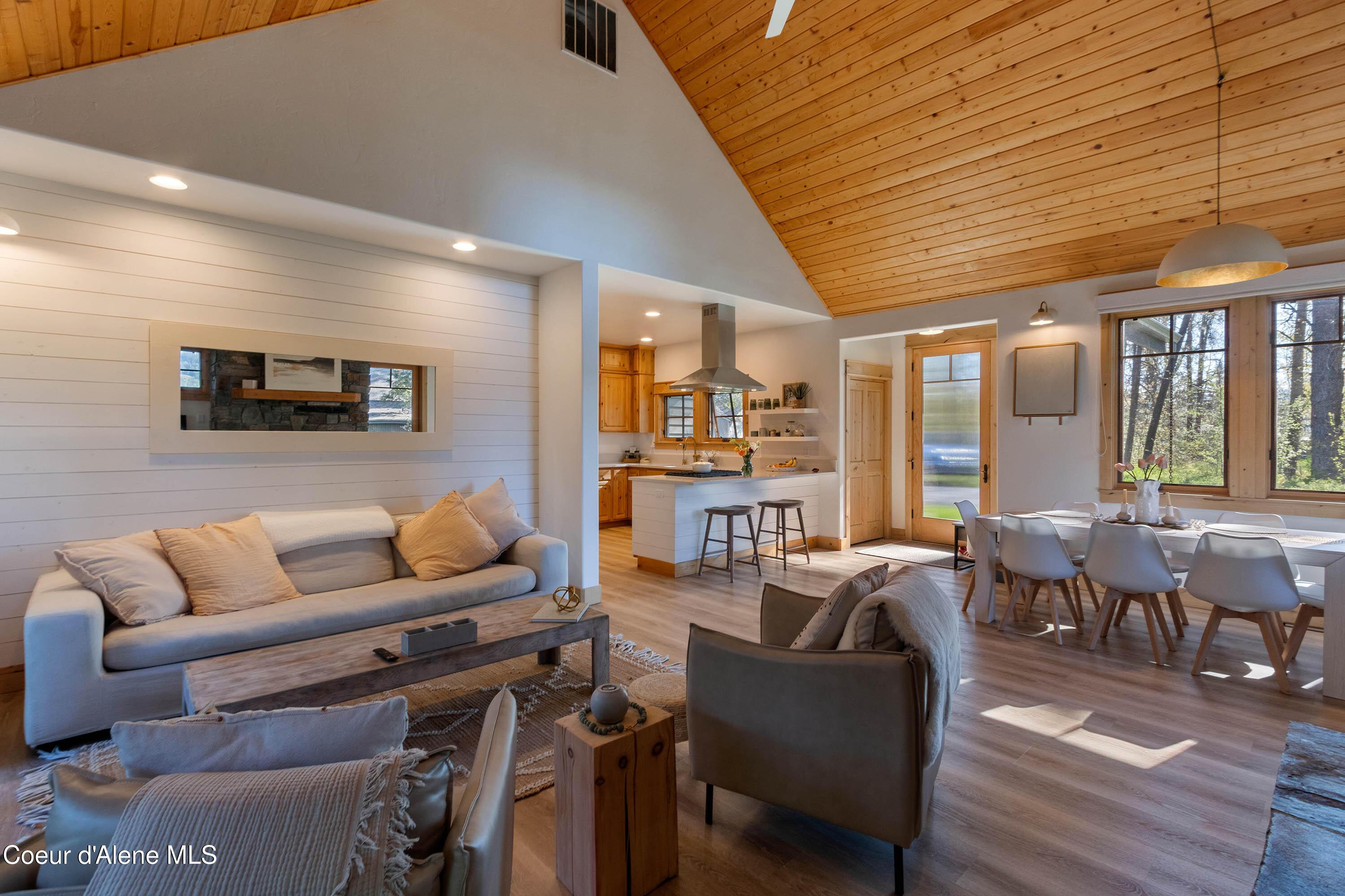 Image 3: Living room to Kitchen
