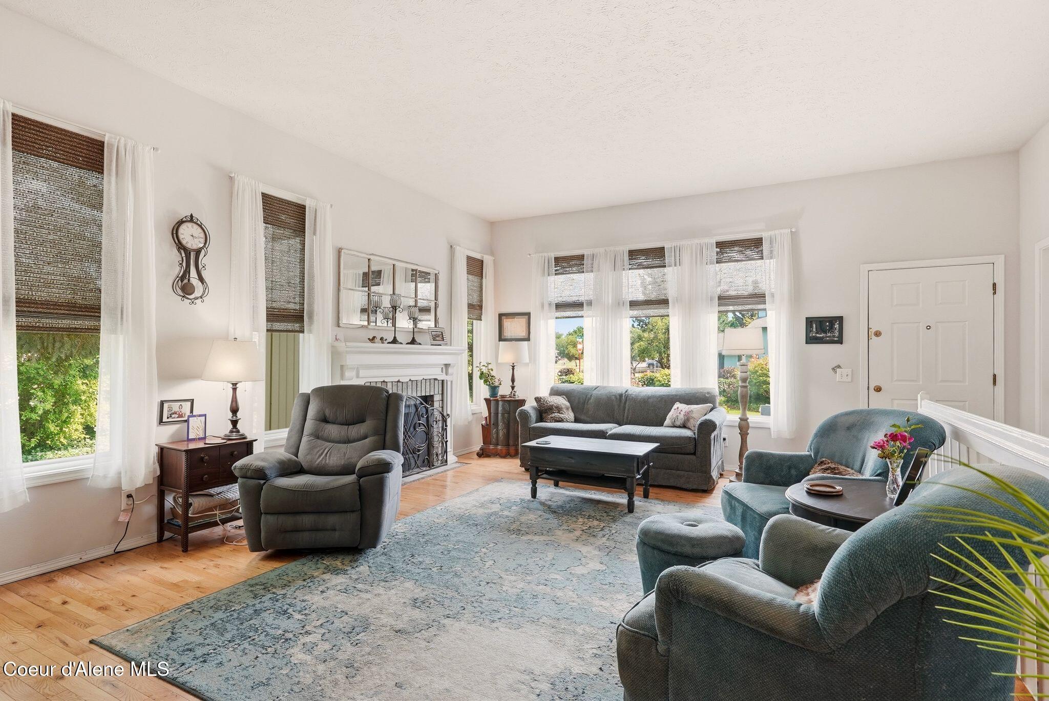Image 3: Living Room
