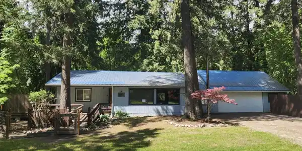 126 Creekside LN
