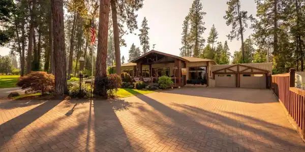 Image 4: Exterior VA