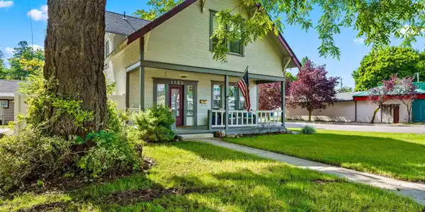 Image 3: Beautiful Curb Appeal
