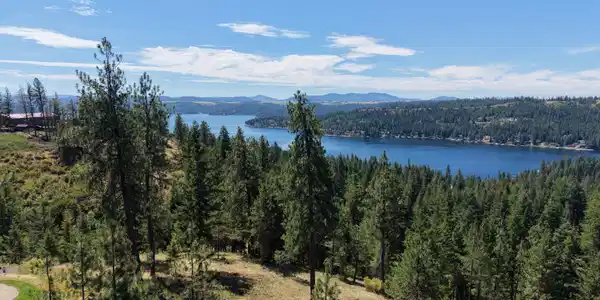 Image 3: Beautiful Lake Views