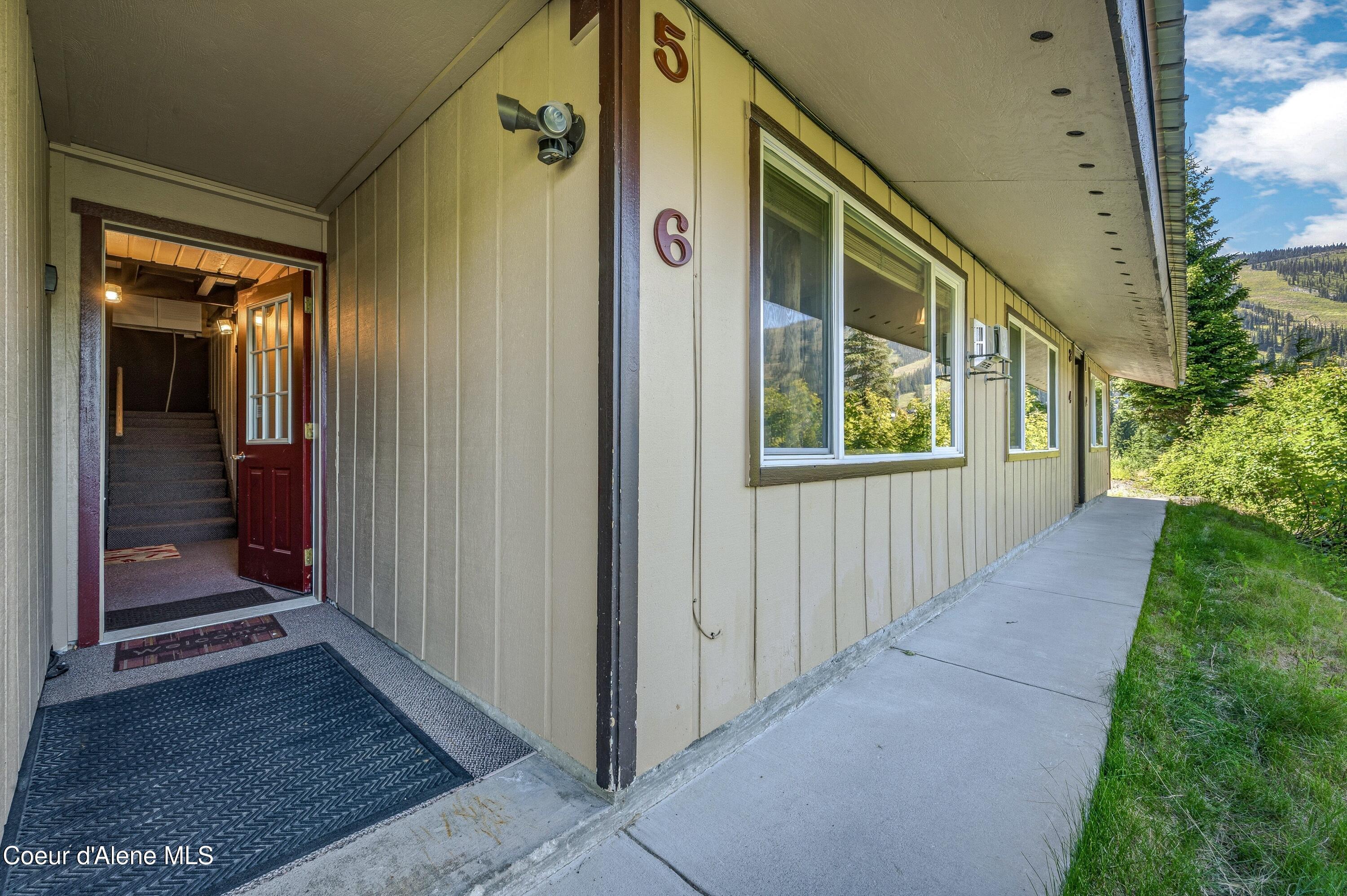 Image 4: Entry Area