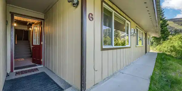 Image 4: Entry Area