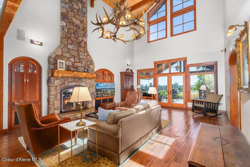 Image 4: Living Room