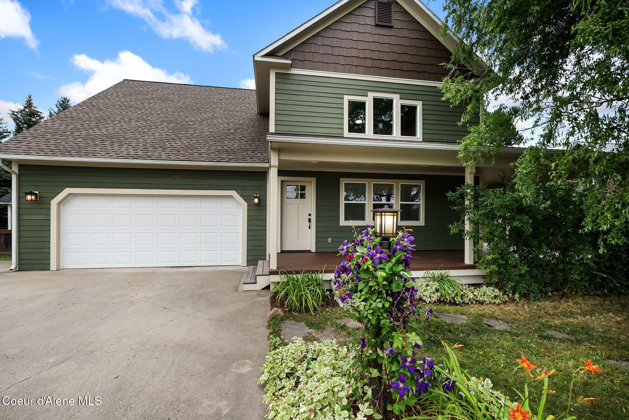 Image 3: Welcoming front porch