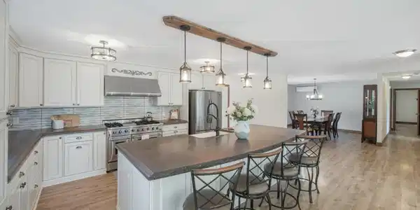 Image 3: Kitchen