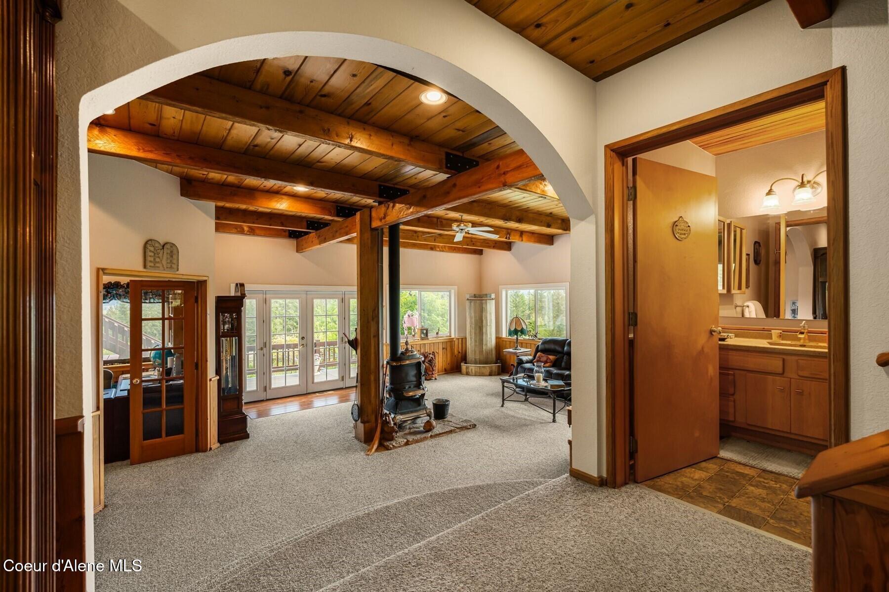 Image 4: Living Room