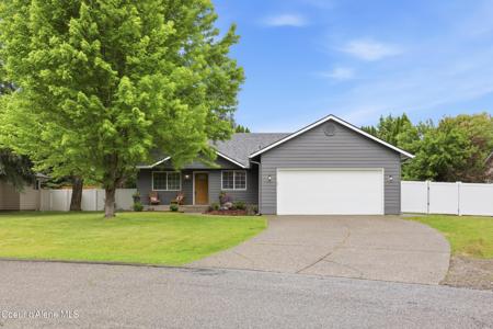 699 E Cloverleaf DR
