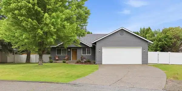 699 E Cloverleaf DR