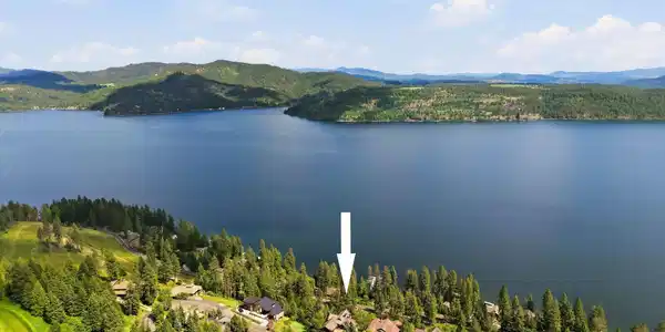 Image 4: Incredible Lakeview Setting