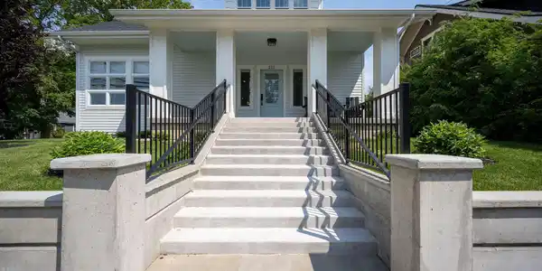 215 W Foster AVE