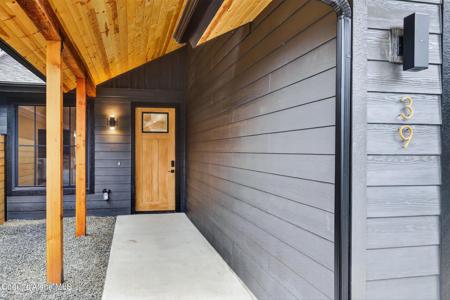 39 Rebecca LN