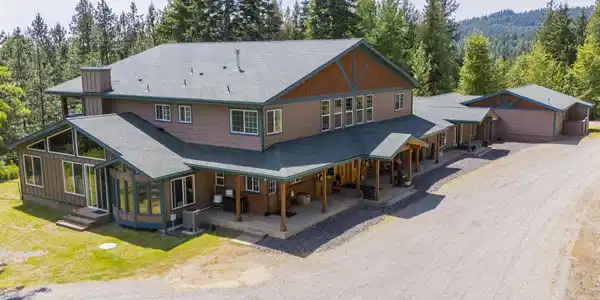Image 3: Unique and stunning home