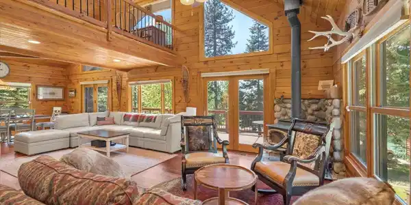 Image 4: 16-Family Room