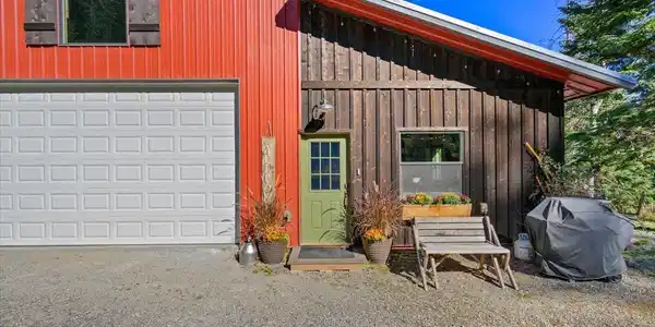 Image 3: Front entry