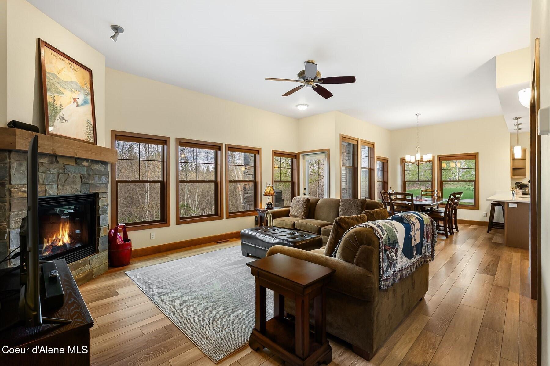 Image 3: Living Room