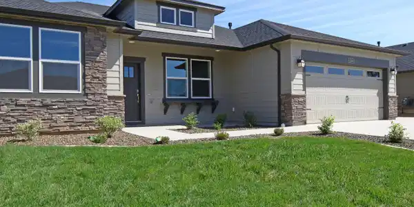 936 E Healy