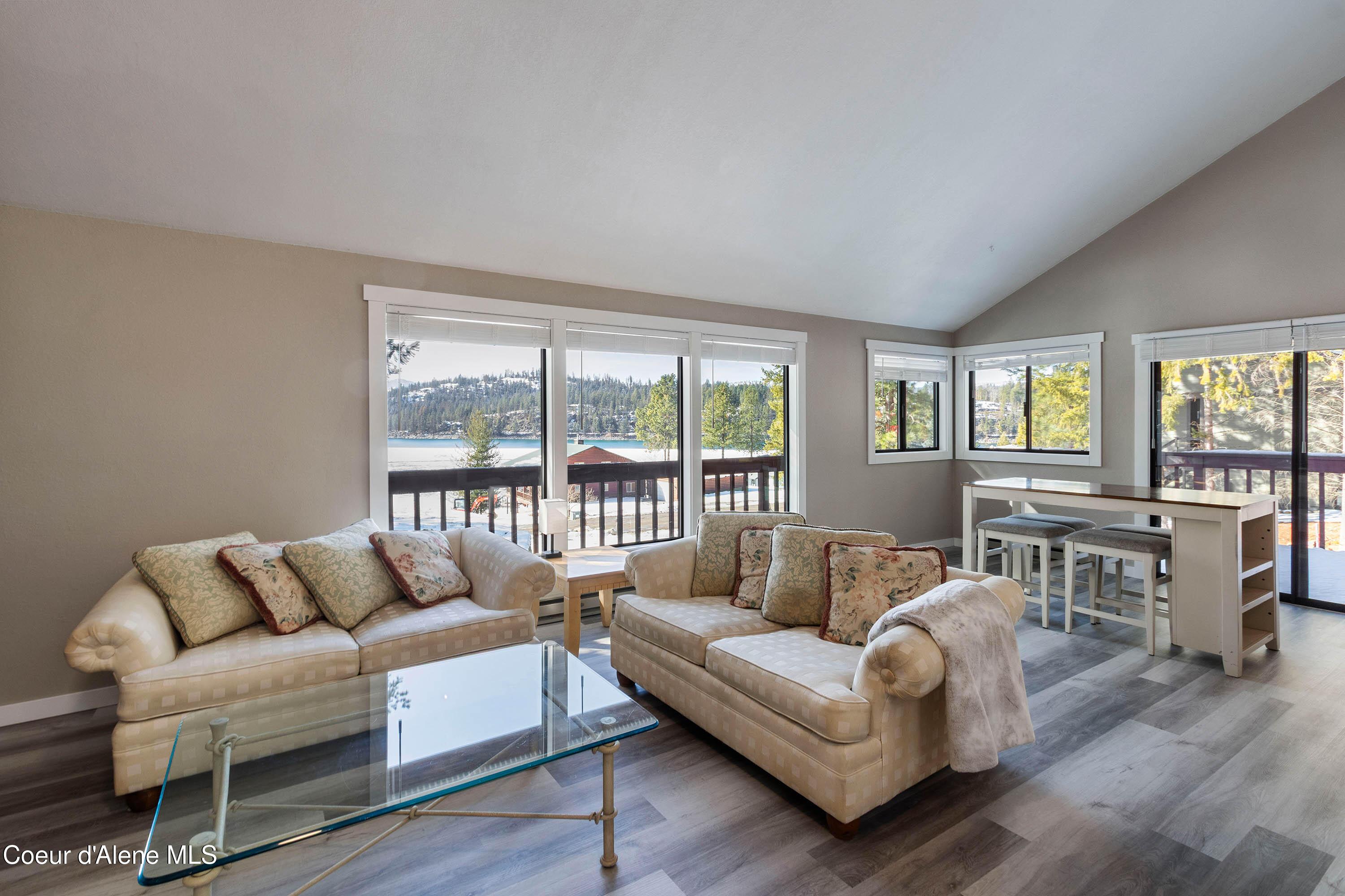 Image 4: Living Room