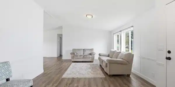 Image 3: 3 living room and entry