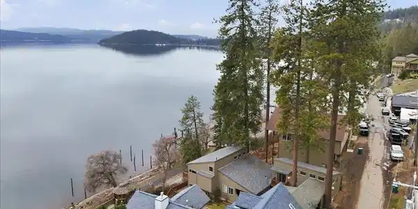 Image 3: Close in Waterfront Home