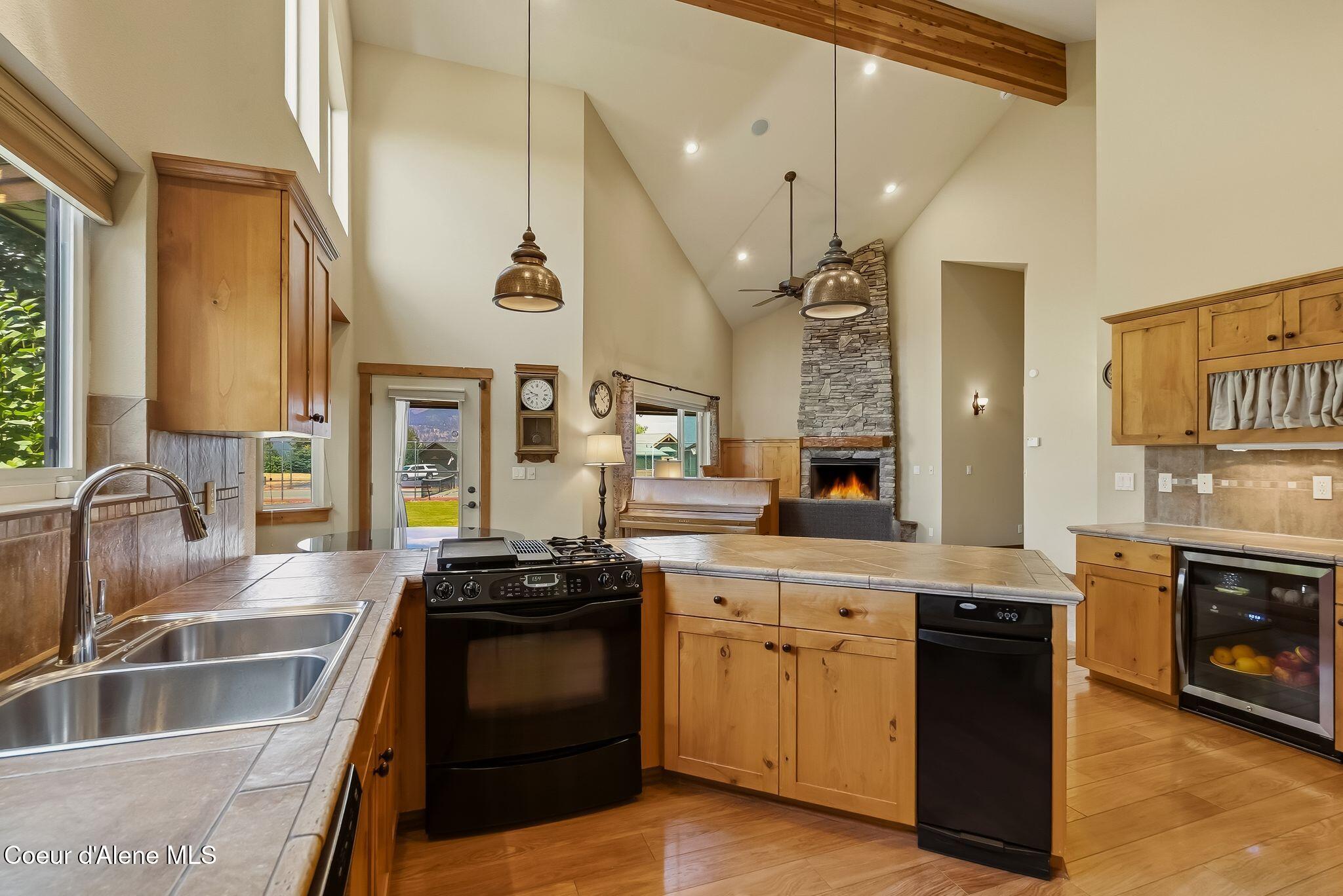 Image 4: 4 Kitchen