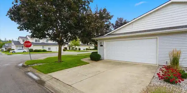 Image 3: 2 CAR GARAGE