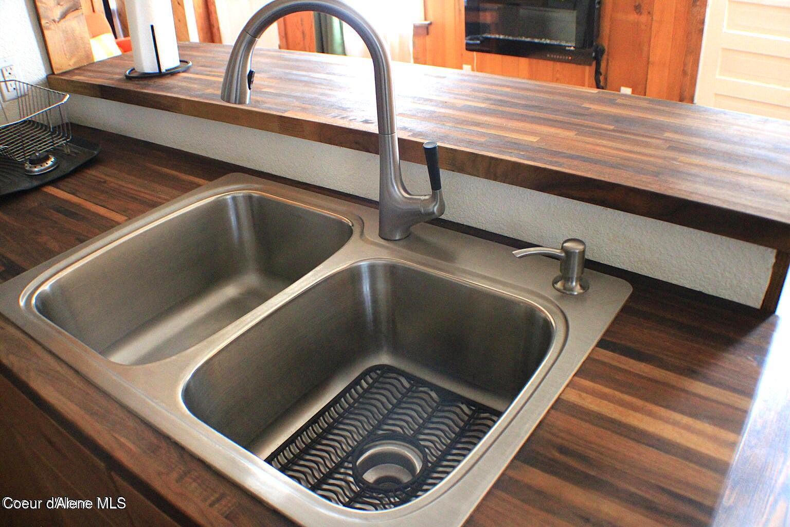 Image 4: Kitchen