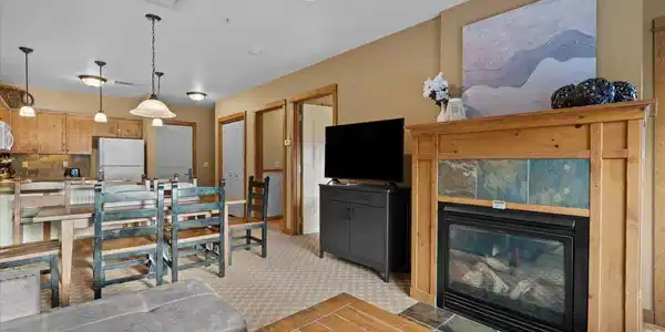 Image 3: 11-Living Room