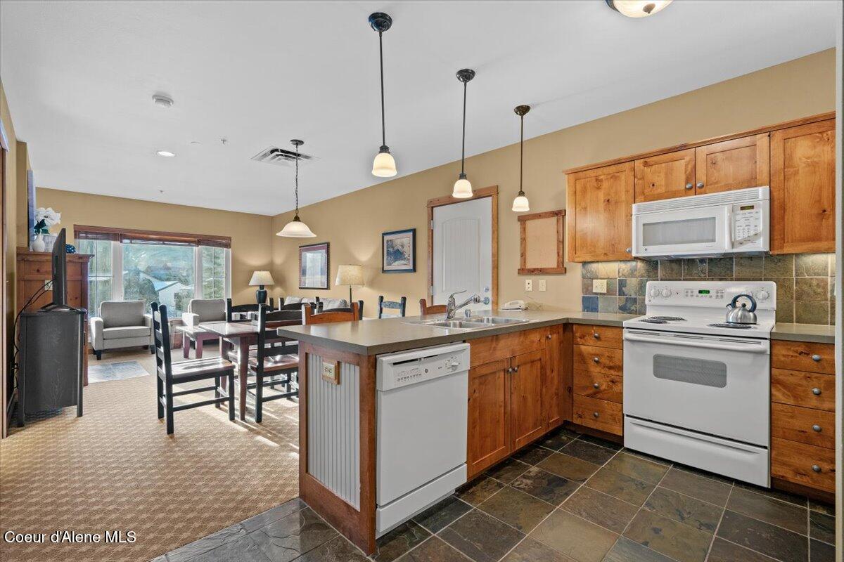 Image 4: 08-Entry & Kitchen