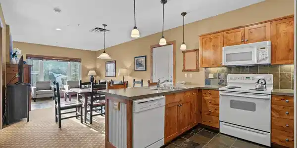 Image 4: 08-Entry & Kitchen