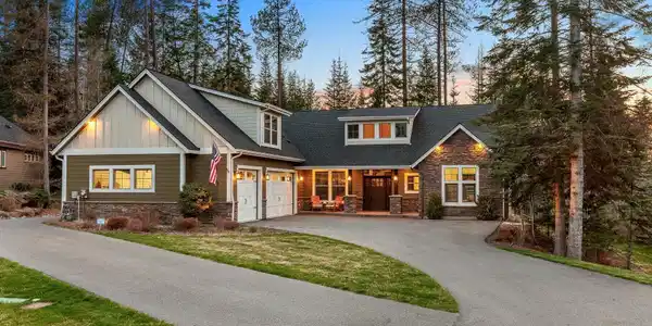 Image 2: Craftsman w Curb Appeal & Shop