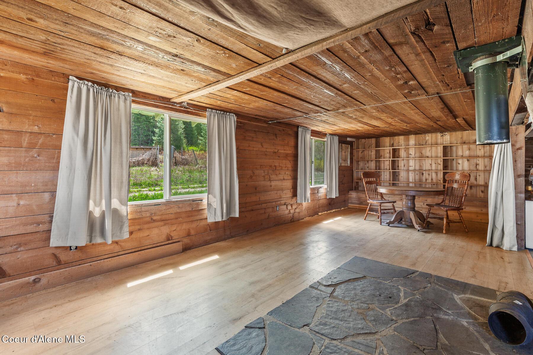 Image 4: Living Room