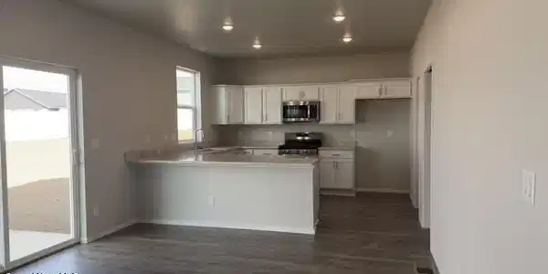 Image 2: 2773 Vega - Into Kitchen