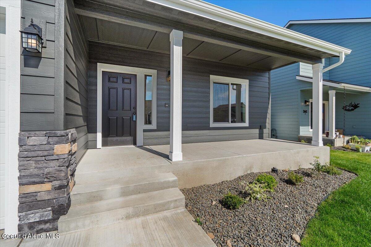 Image 3: Front entry