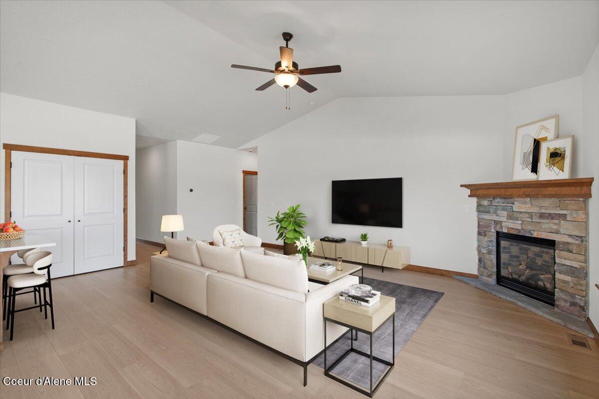 Image 4: Living Room VS